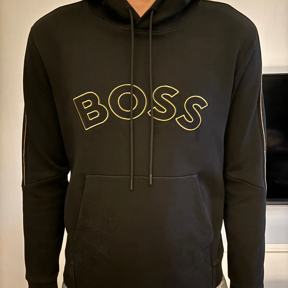Äkta boss hoodie som är för liten. Köptes för 1100kr på boozt för 2 år sedan. Väldigt bra skick. Hoodies.