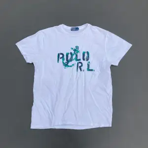 T-shirt med tryck | Skick 8/10 | Storlek M | Snyggg tryck med Ralph Lauren på framsidan | Vi erbjuder ett pris på 399 | Skriv om du har ytterligare funderingar!👊🏽