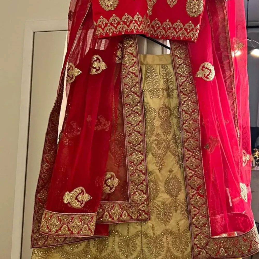 Säljer denna fina indiska lehenga som är kjol, topp och dupatta. Kjolen kan justeras. Den är i storlek s/m  Priset kan diskuteras vid snabb affär, köparen står för frakten! . Klänningar.