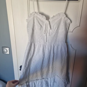 Vit broderad klänning - Sparsamt använd, fint skick. 