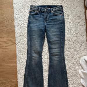 Säljer dessa jätte fina lågmidajade jeansen få de är för små. Jeansen är från Weekday. Skriv för fler bilder 