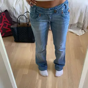 Jätte fina ljusblåa lågmidjade jeans från freesoul i storlek 27. Väldigt fint skick och säljer pga att jag har alldeles för många jeans. Priset kan diskuteras och det är bara att skriva om ni har frågor.🌸🩷💗