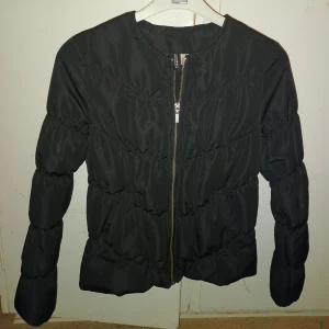 Divided Jacka I Bra Skick, Storlek 36 - Säljer jacka från märket Divided i storlek 36.Jackan har bara använts två gånger och är i mycket bra skick,  praktiskt taget som ny. Perfekt till vår-och sommarkvällar.