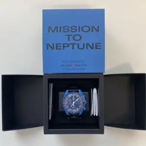 Omega x Swatch Mission To Neptune. Helt ny i förpackning med kvitto och alla tillbehör! Klockan är autentisk och nyligen köpt i New York Times Sq i Swatch:s egna butik. Detta är den mest eftertraktade klockan av alla Omega x Swatch.  
