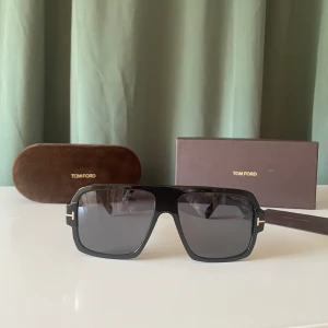 Tom Ford solglasögon  - Helt nya solglasögon ifrån Tom ford av modellen ”Camden”. Storlek: 145, Skick: 10/10. Tveka inte på att kontakta oss i chatten vid frågor👍🏼