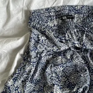 Superfin kjol från zara i storlek xs aldrig använd!☺️ nypris 350!:)