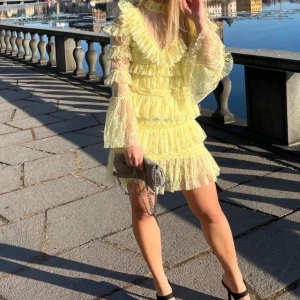 By Malina klänning - En jätte fin gul by malina klänning använd endast 1 gång därför jag väljer att sälja den!