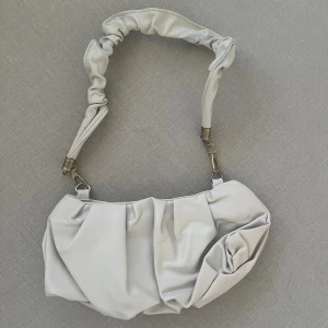 Axelväska - Mycket fin med bra skick, säljer då den inte kommer till användning längre💗