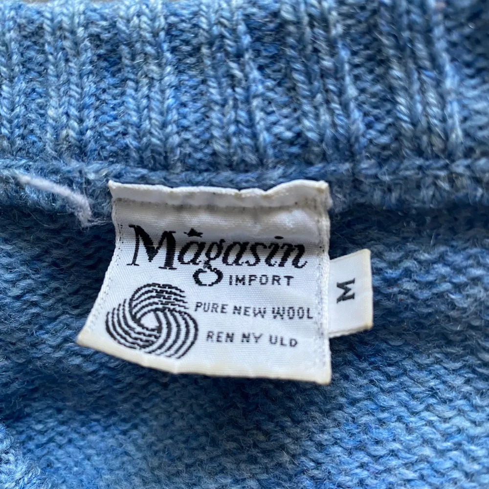 En supersöt blå stickad tröja i storlek M!💕På bilden har jag dragit bak tröjan lite för att den ska sitta mer tight, man kan enkelt sy den så också😊. Stickat.