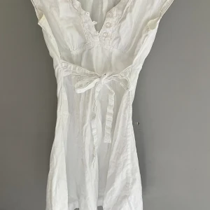 Söt klänning från Vero Moda💗 - Säljer världens sötaste sommarklänning från Vero Moda i storlek S. Går att knyta i midjan + fina spetsdetaljer! Säljer pga för liten och är endast använd enstaka gånger vid tillställningar💗