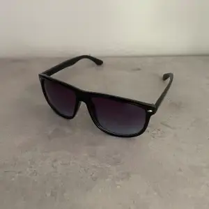 Supersnygga solglasögon med samma modell som rayban boyfriend. Dessa är unbranded vilket gör dom sjukt unika.