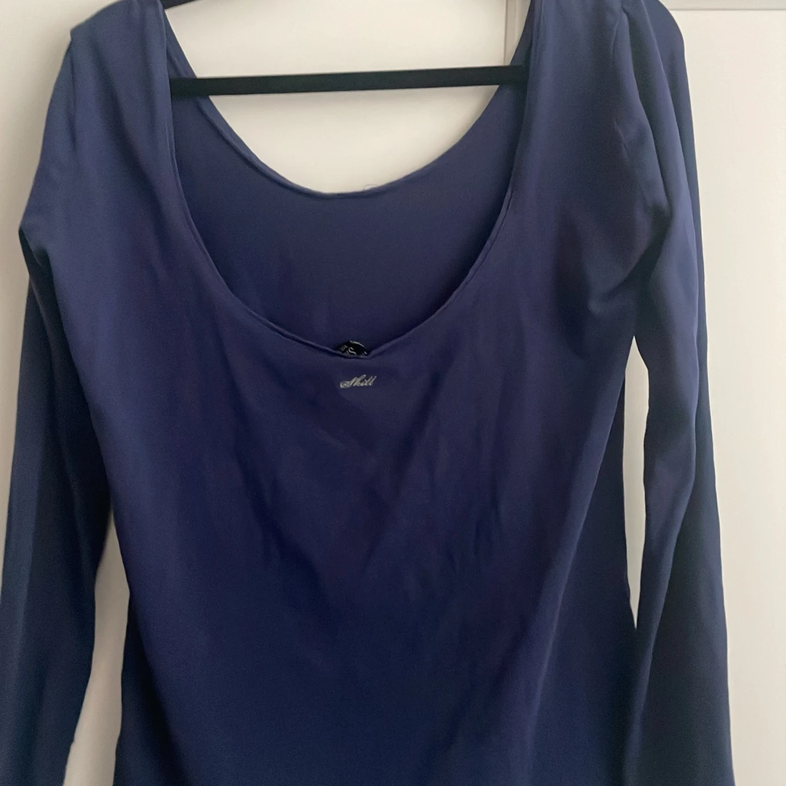 Säljer denna fina mörkblåa tröjan med hål i ryggen - 92