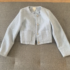 Ljusblå bouclé jacka från H&M - Säljer då den ej kommit till användning  Endast använd ett fåtal gånger
