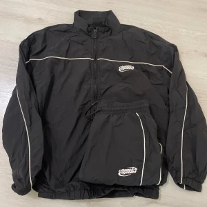 chaotic system tracksuit  - säljer min feta tracksuit perfekt nu  till sommar kvällarna🌆storlek xs passar även till S. den har skicket 10/10 och har aldrig används. snapchat:classyfreshclot annars är det bara att skriva för mer funderingar!