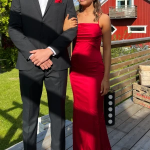 Röd balklänning  - Röd balklänning med öppen rygg, jag är 160cm lång den är lite lång på mig men med klackar blev den bra i längden! Inga defekter eller fläckar på den 💕