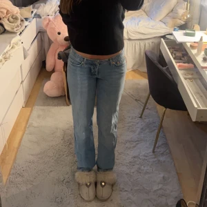 Ljus blå Low Waist jeans  - Blå Low waist jeans från Lager 157! Modell Icon😊Storlek M! Är 1,72 cm!🥰Inga defekter mycket bra skick! Skriv vid frågor eller för fler bilder!💕👌🏽