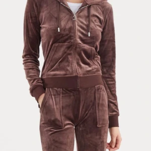 Juicy dress  - Säljer mina juicer för 1500 kr, köpta för 2100 kr, i bra skick, storlek L. Letar du efter juicy?  Hör av dig om du är intresserad!