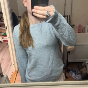 Söt tröja - Super söt tröja säljes pågrund av att de inte riktigt är min stil längre. Den är i bra skick bara att den har några små defekter (kan fixa bild) som jag tyvärr inte såg innan jag köpte 🩷 säljes då billigt pga de