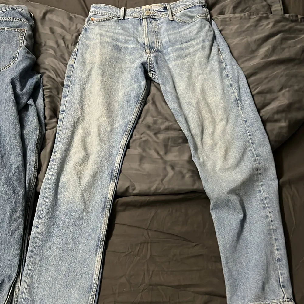 Lose chirs Jack and Jones jeans   Svarta  Finns 1 st i w 30 L30 Och 2 st w31 L32   Blåa  Finns 2 st i w 31 L32  Grå (använda typ 3 gånger ) Ett par w 31 L32  200 styck (men vid snabb affär kan priset skjutsteras). Jeans & Byxor.