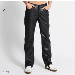 Lågmigade skinnbyxor - Säljer dessa jätte snygga lågmidjade byxor från lager 157, helt slutsålda på hemsidan säljer för 150 men pris kan diskuteras 🩷🩷köpta för 400