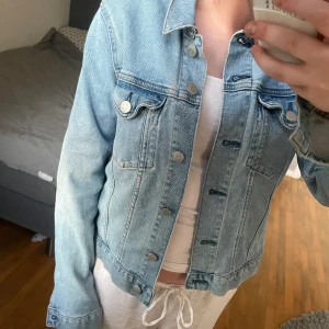 Jeansjacka💗 - Jättefin jeansjacka ifrån weekday men köpt ifrån sellpy. Mycket bra skick säljer pga att den var lite liten för mig💓 inga defekter☺️❤️