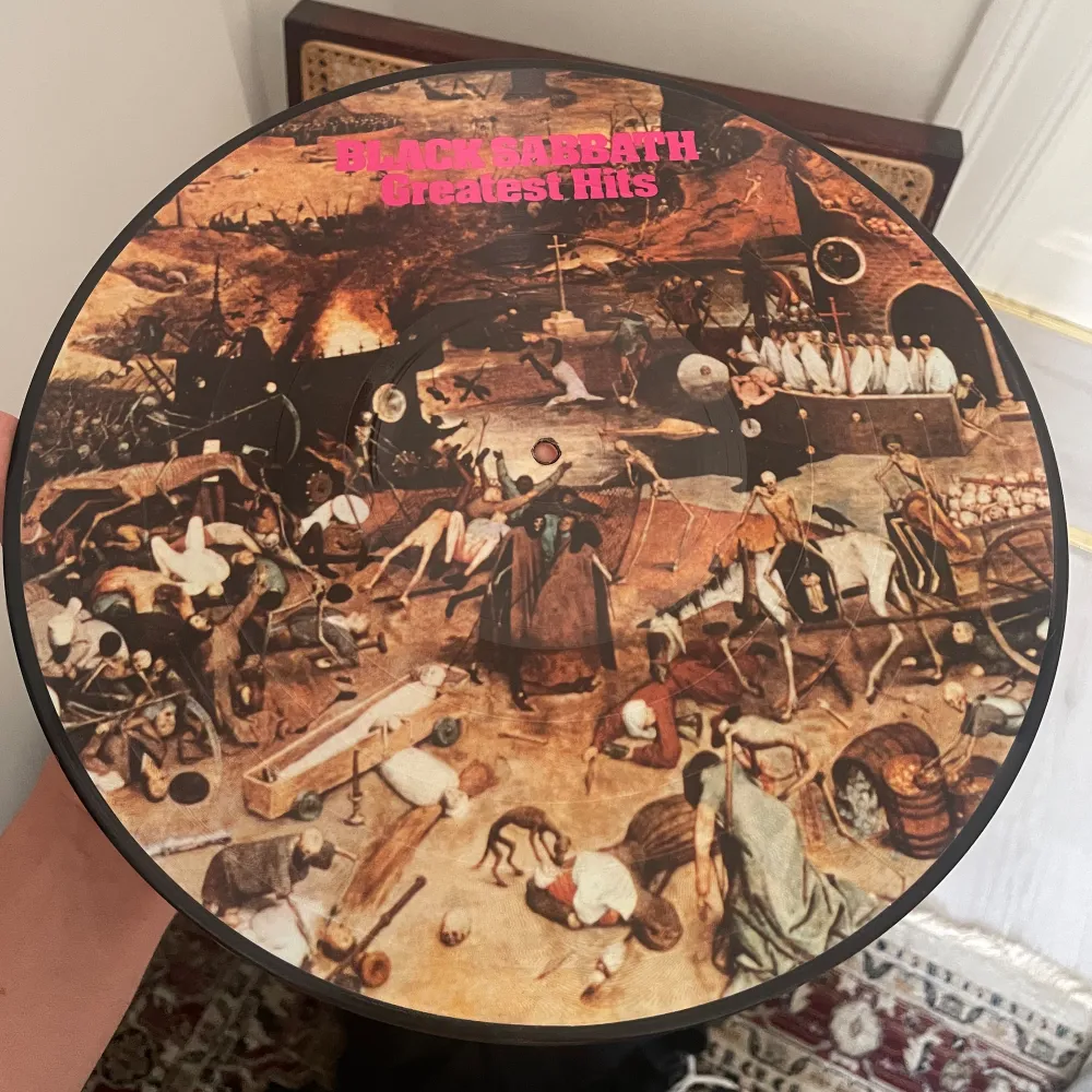 Fin skiva från black sabbath. Jättefin. Spelat utmärkt men fungerar lika bra som dekoration✌️🫶. Muu.