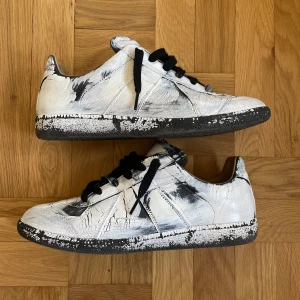 Margiela gat paint effect - Bra skick Tar trade mot stl 43 Går för 7500 på deras hemsida men slutsåld där Allt og finns och kvitto