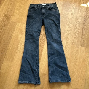 Low waist bootcut jeans - Low waist bootcut jeans som är superfina men har lite slitningar vid hälen, inget större💗