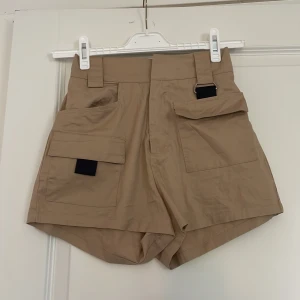 Cargoshorts - Knappt använda. Från shein i strl s. Passar även xs 