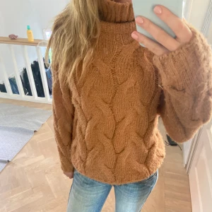 Stickad tröja - Polo stickad tröja som är orange/brun