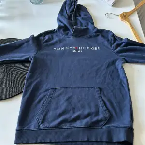 Säljer en Tommy Hilfiger hoodie jag köpte för ett tag sen men knappt använt. Den är i väldigt bra skick och passar S/M. Vid snabb affär kan priset diskuteras.