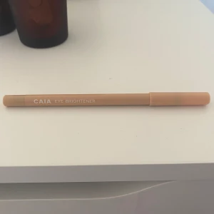 Caia - En beige kajalpenna från Caia. Otroligt krämig. Kommer ej till användning. Endast testad.