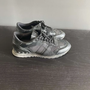 Valentino rockrunners - Riktigt feta valentino rockrunners i bra skick (7/10)✨ storlek 41 men passar större👏  Skriv vid frågor eller funderingar 