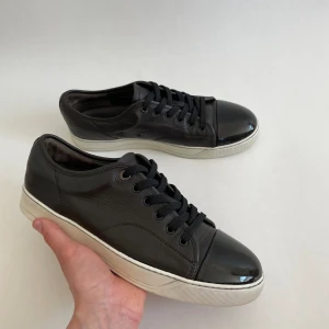 Lanvin skor - Hej, Nu säljer jag minna super snygg Lanvins. De är i super fint skick utan några defekter. De är i storlek UK9 som passar runt 44.Nypris ~ 4500kr. Mitt pris: 1499. Skriv till mig vid frågor eller funderingar!  