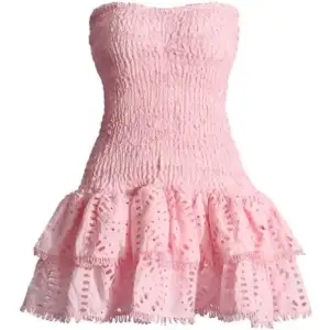 Säljer denna jätte fina rosa volangklänningen från twotwinstyl💞nypris är ungefär 1200 men säljes för 1000 men priset kan diskuteras 🤗 den är i nyskick och Storlek M men sitter bra på mig som är en xs-s❣️perfekt till skolavslutning och studentfirande 