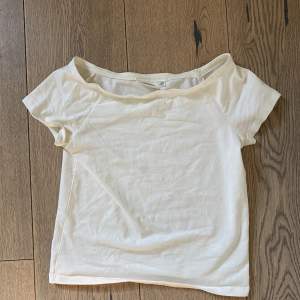 super najs vit t-shirt från kapphal. jätte skön, basic och lite croppad! säljs för att den inte kmr till användning, inga defekter! är storlek 146-152 men skulle säga att den passar en xs :)🤍