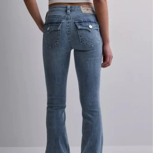 True religion jeans  - Superfina lågmidjade jeans från true religion💘Säljer då de inte kommer till användning! Nypriset är 1199kr men är slutsålda i denna storlek💕