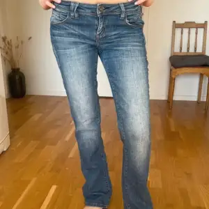 Ett par lågmidjade jeans från märket Orsay i storlek 36, är något stora så skulle kanske kunna passa en 38 beroende på hur man vill att de sitter.  Innerbenslängd: 81cm Midjemått tvärs över: 39cm Jag bär vanligtvis storlek 36 och är 1,68 för referens