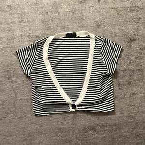 Bolero - Vit och svart randig bolero, aldrig använd, passar xs-m