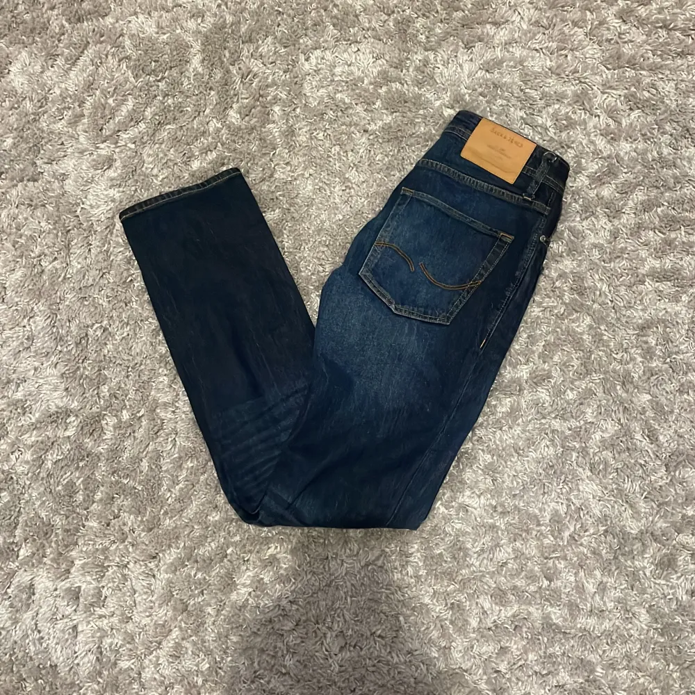 Mörkblå jeans från Jack and Jones i modellen slim fit/tim. Storlek 28/32. Nypris runt 600 och mycket bra skick (9/10 det ända lilla är ränderna i knävecken ).Hör av er vid prisförhandling, fler bilder, mått eller  andra tankar så kommer svar snabbt💫. Jeans & Byxor.