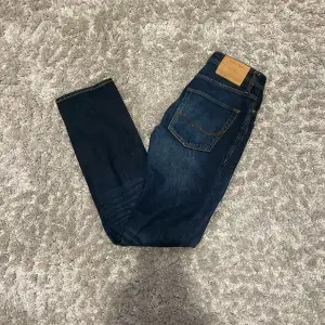 Mörkblå jeans från Jack and Jones i modellen slim fit/tim. Storlek 28/32. Nypris runt 600 och mycket bra skick (9/10 det ända lilla är ränderna i knävecken ).Hör av er vid prisförhandling, fler bilder, mått eller  andra tankar så kommer svar snabbt💫