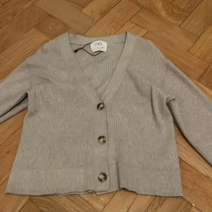 Zara kofta - Säljer denna skitanygga kofta från zara. Den är från barnavdelningen och är i strlk 164. Den sitter som en xs eller s enligt mig. Skit snygg till ett par shorts nu i sommar!