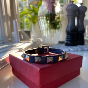 Valentino armband  - Tja, säljer mitt Valle armband. 8/10 con.  Allt på andra bilden medföljs. Skriv vid eventuella funderingar/fler bilder!!