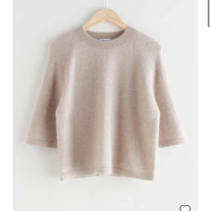 Other stories tröja  - Säljer denna super fina stickade t shirt från Other stories inga defekter, den kommer bara inte till användning! 
