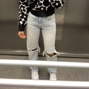 Jeans  - Säljer dessa jeans i st 34 dem är super fina o sköna men tyvärr kommer de inte till användning längre 