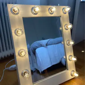 Sminkspegel med ledbelysning och dimerfunktion från sminkspegel.se (modell Chloe). Medföljer ytterligare 12 original lampor i kartong. Hämtas upp i Östertälje, Södertälje