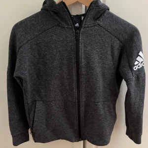 Adidas hoodie  - Säljer en Adidas hoodie i fint skick köpt för 600 säljer för 150  Pris kan diskuteras 