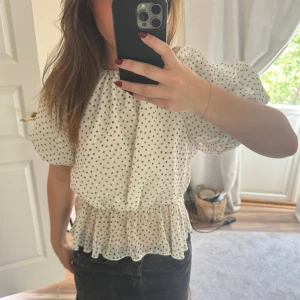 Blus  - Så snygg, öppen rygg, tunn och bekväm men inte genomskinlig, strl 40 men mycket mindre,  jag är vanligtvis en 36a, går att göra större o h mindre med banden! 