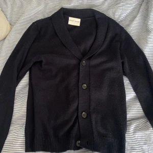 Stickad cardigan - Säljer denna helt nya stickade cardiganen från Bruun & Stengade i storlek S. Inga defekter finns, köpte för ca 700 men säljer för 100, pris kan diskuteras.😁