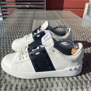 Valentino rockstud  - Fina valentinos i storlek 42, har själv haft dom ett tag och är sjukt nöjd men måste nog sälja dom och köpa större storlek då jag har 43.   Skick får man bestämma själv över bilderna men väldigt fräscha. Byten kan vara intressant!